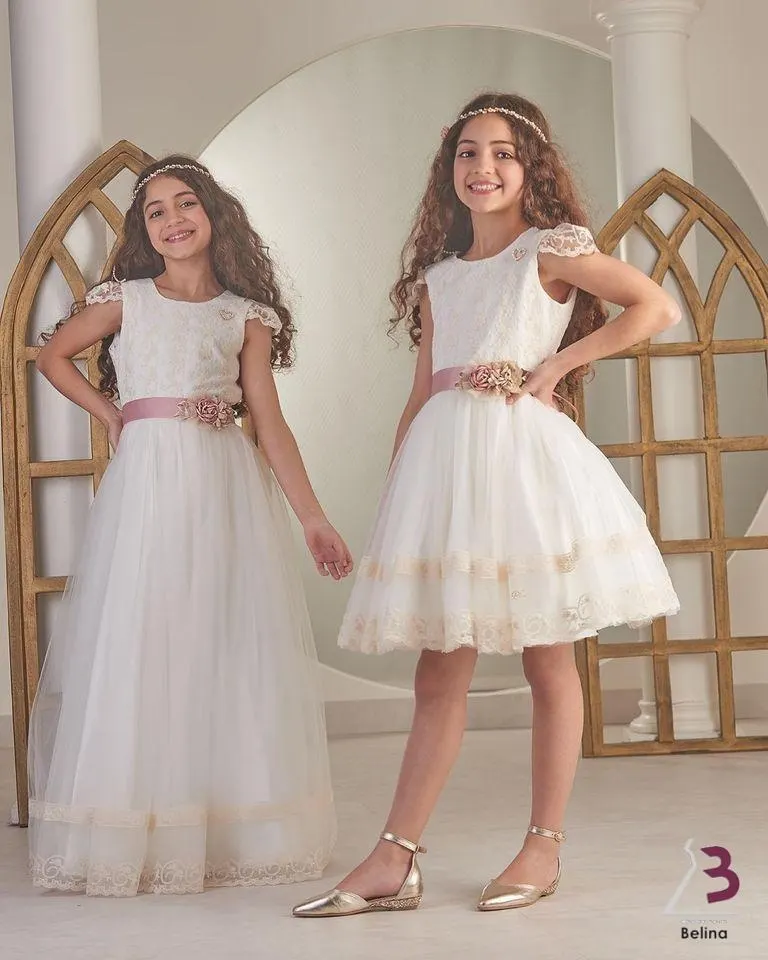 Duas meninas com vestidos brancos de cerimónia
