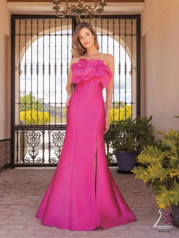 Convidada com vestido de cerimónia cor-de-rosa numa porta em arco